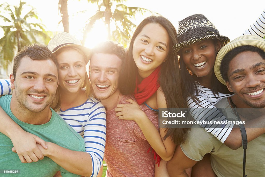 Gruppo di amici che si diverte nel parco insieme - Foto stock royalty-free di Adulto
