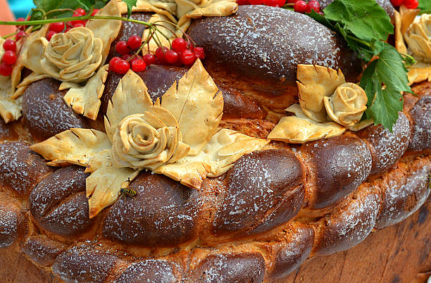 istock Traditional wedding Ukrainian bread Korovai with berries 511621181