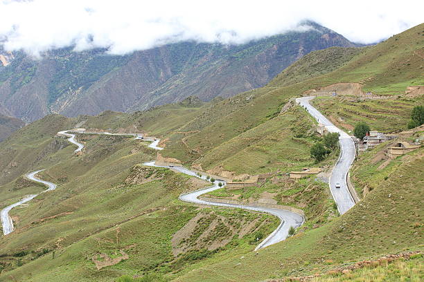 72 bend de nujiang rio, tibete, china - corner turn - fotografias e filmes do acervo