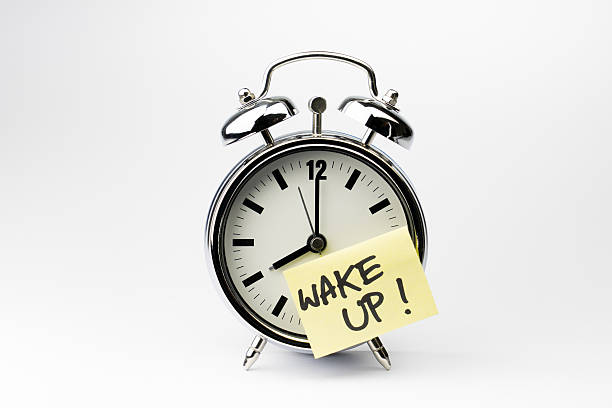 istock Alarm clock with sticky paper note on white background 511643007