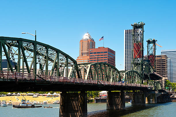 istock Portland Hawthorne Truss Bridge 511643071