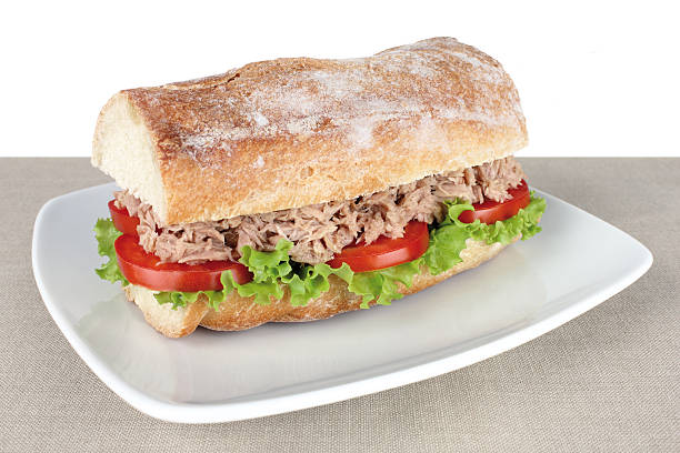 сэндвич - sandwich tuna tuna salad sandwich salad стоковые фото и изображения