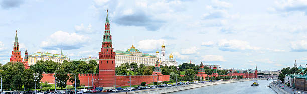 giorno cremlin panorama di mosca, russia - surrounding wall sky river dome foto e immagini stock