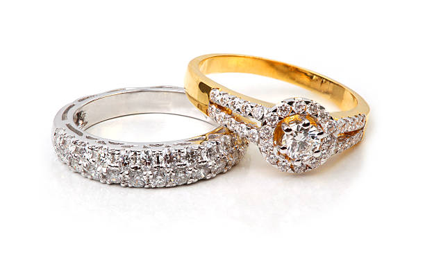 golden diamond ring and contemporary diamond - elmas yüzük stok fotoğraflar ve resimler