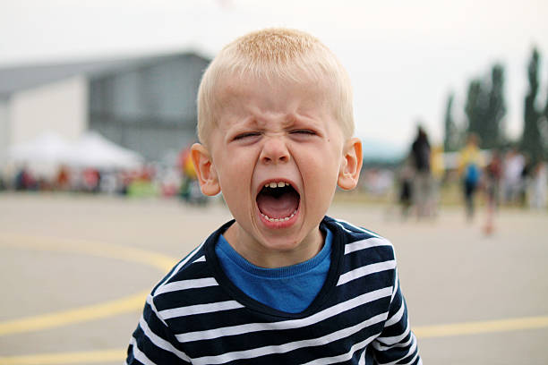 ragazzo sta urlando - displeased foto e immagini stock