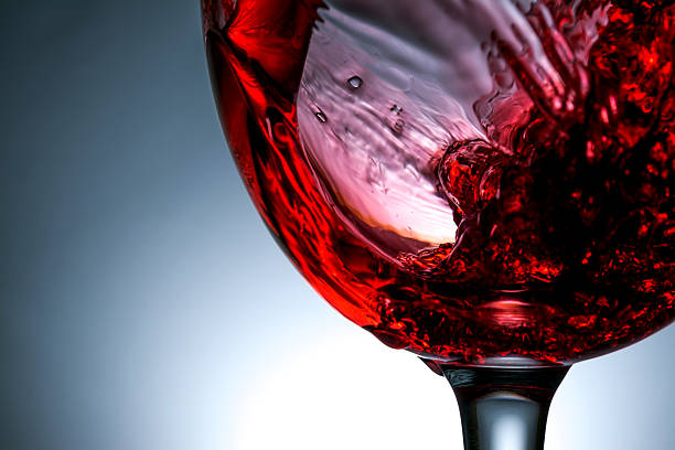 поток из вино, перелить в бокал, вино, расплескивающихся всплеск - wine decanter elegance pouring стоковые фото и изображения