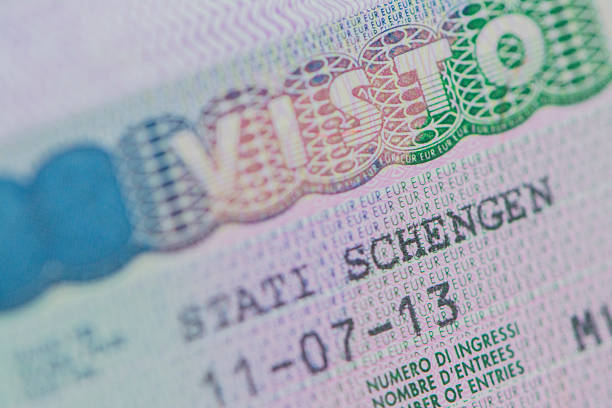 visto schengen no passaporte - global business passport transportation italy - fotografias e filmes do acervo