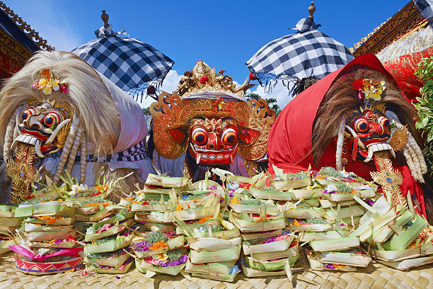 традиционный балийский алкогольных напитков-barong и два ведьмы leyaks - rangda стоковые фото и изображения