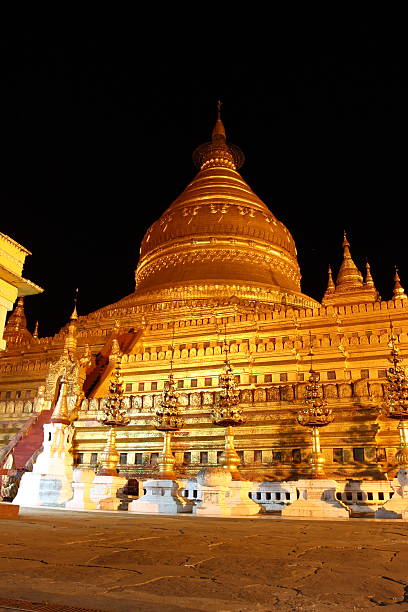 shwezigon, templi buddisti di bagan, myanmar - gawdawpalin pagoda foto e immagini stock