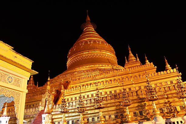 shwezigon, templi buddisti di bagan, myanmar - gawdawpalin pagoda foto e immagini stock