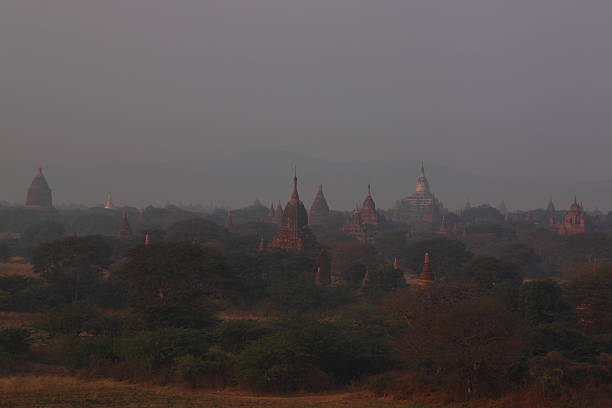 buddhistische tempel von bagan, myanmar - gawdawpalin pagoda stock-fotos und bilder