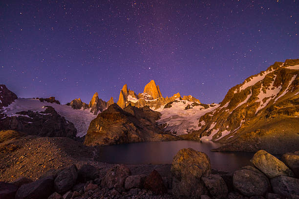 山フィッツロイ& ラグーナデロストレス、パタゴニア、アルゼンチン - cerro torre ストックフォトと画像