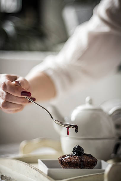 istock Women's hand overflow influx over the cake 511660876