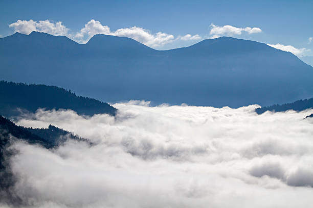 осенний туман в долина лойзаха - inversion layer стоковые фото и изображения