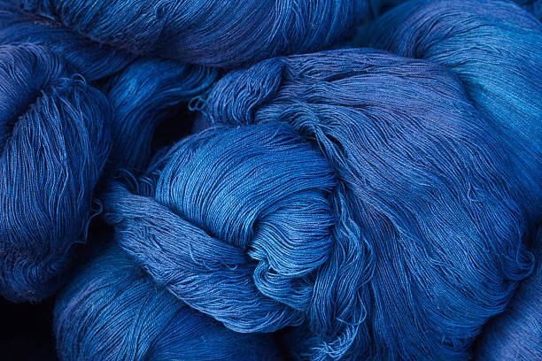 filo di blu intenso - blue wool foto e immagini stock