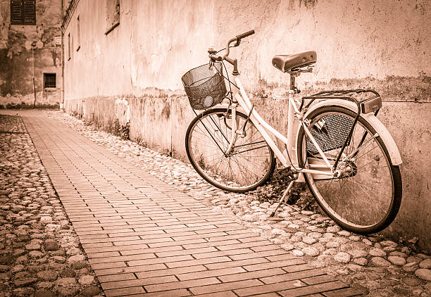 빈티지 자전거 및 주기시 꺾은선형 세피아 - urban scene red diminishing perspective bicycle 뉴스 사진 이미지