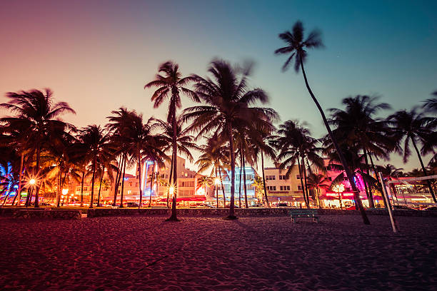 océan drive, rue éclairée de bâtiments, de sud plage - ocean drive south beach night miami beach photos et images de collection