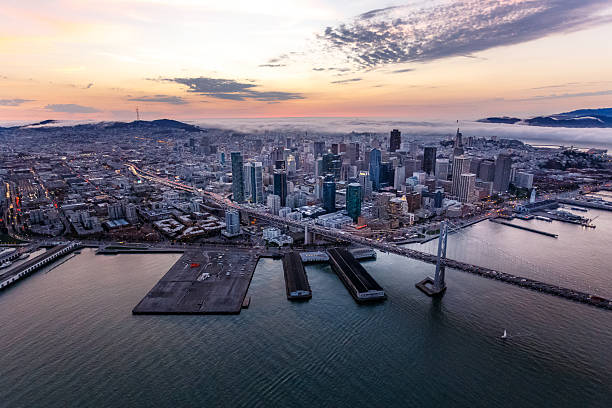 aérea de san francisco ao pôr do sol - san francisco county skyline panoramic california imagens e fotografias de stock