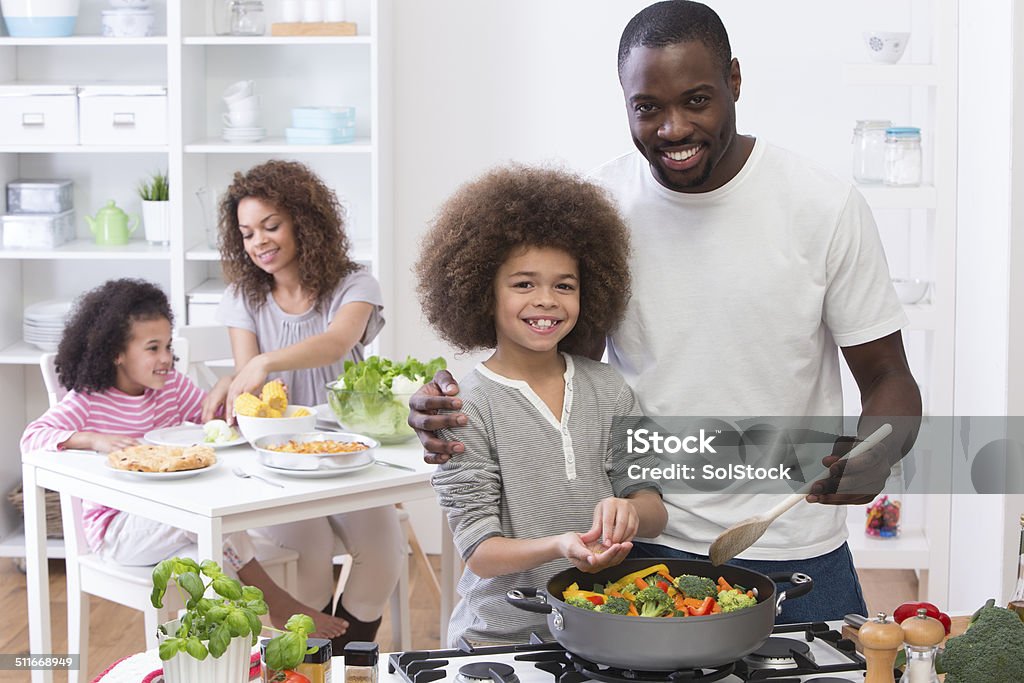 Männliche Kochen Mahlzeit mit der ganzen Familie - Lizenzfrei Abnehmen Stock-Foto