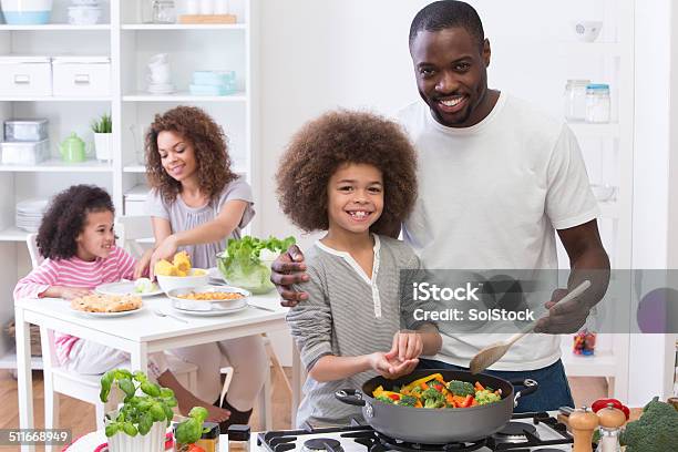 Männliche Kochen Mahlzeit Mit Der Ganzen Familie Stockfoto und mehr Bilder von Abnehmen - Abnehmen, Afrikanischer Abstammung, Das Leben zu Hause