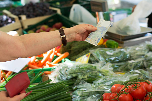 istock Women when paying at the vegetable stand 511669095