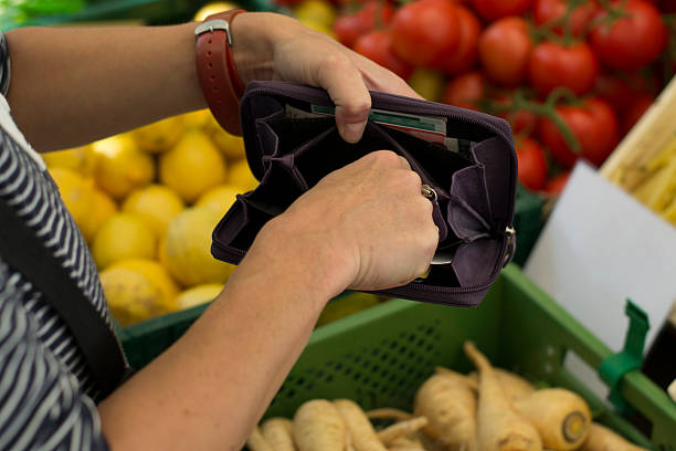 istock Woman with purse when paying at the vegetable stand 511669465