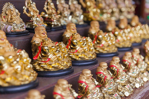 mini-statue von kasennen oder lachen buddha - buddha laughing guru smiling stock-fotos und bilder