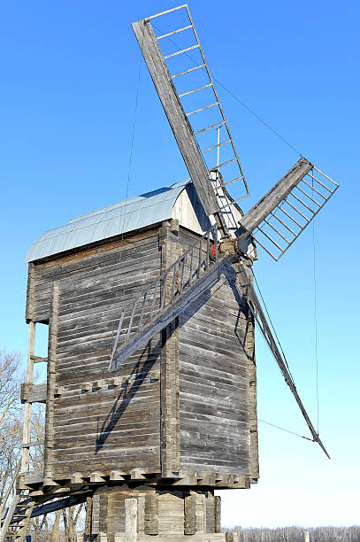 старый деревянный ветряная мельница закрыть вверх в зима - mill river фотографии стоковые фото и изображения