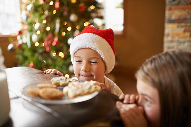 la tentación es tortuosa - christmas child cookie table fotografías e imágenes de stock