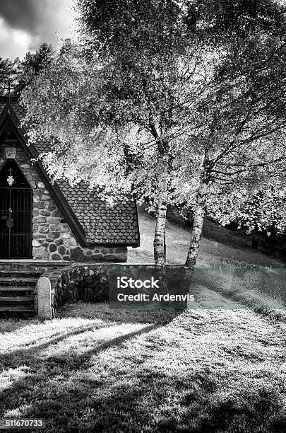 Pietra Vecchia Chiesa Nella Foresta Lunga Esposizione A Raggi Infrarossi - Fotografie stock e altre immagini di Ambientazione esterna