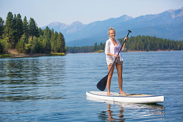 donna bellissima canoa sul pittoresco lago di montagna - paddleboard oar women lake foto e immagini stock