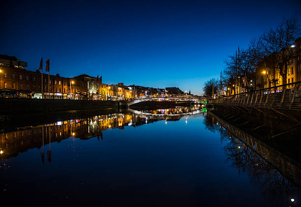 ha'penny мост дублин - dublin ireland hapenny bridge republic of ireland city стоковые фото и изображения