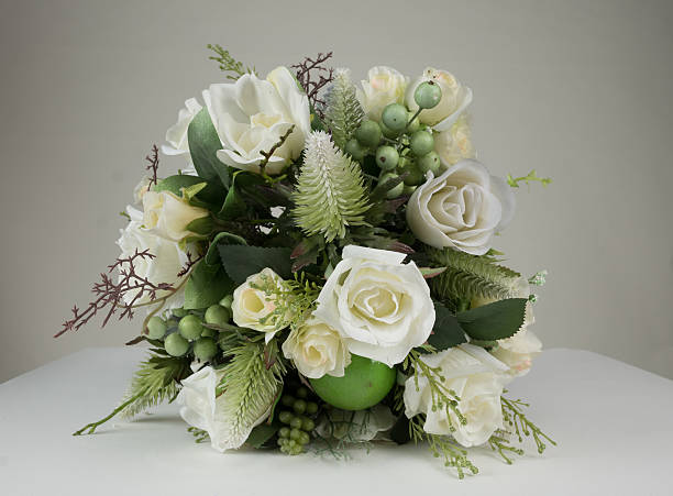 istock valentine of White Roses 511678634