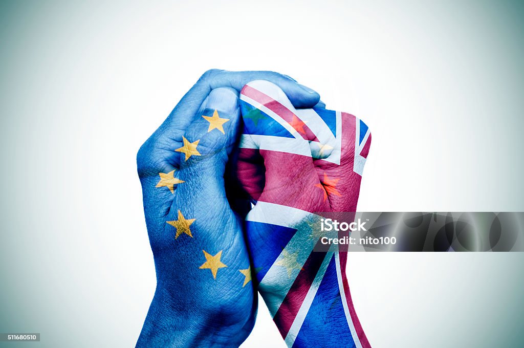 Manos con diseño con la Farmacopea Europea y la bandera británica - Foto de stock de Bandera libre de derechos
