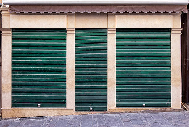 ancien magasin sur le devant - building exterior store closed photography photos et images de collection