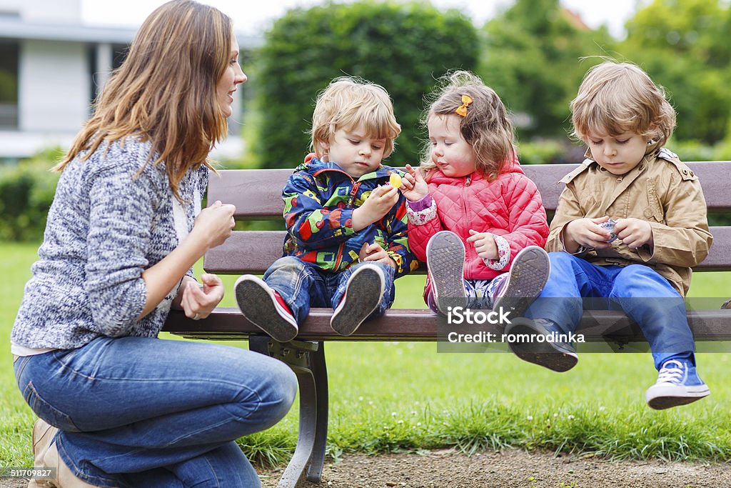 Mutter und ihre Kinder im Sommer-park - Lizenzfrei Familie mit drei Kindern Stock-Foto