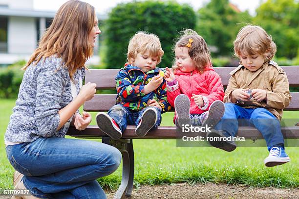 Mutter Und Ihre Kinder Im Sommerpark Stockfoto und mehr Bilder von Familie mit drei Kindern - Familie mit drei Kindern, Mutter, Frauen