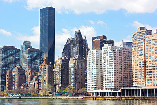 istock Lower Manhattan and East River from Roosevelt Island. 511711919