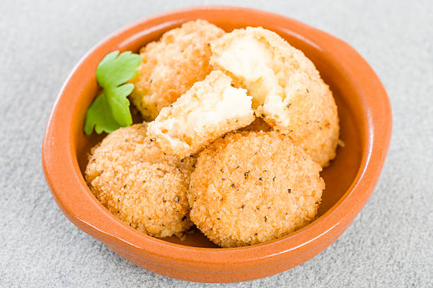 bolas de queijo frito em gordura abundante - stringy imagens e fotografias de stock