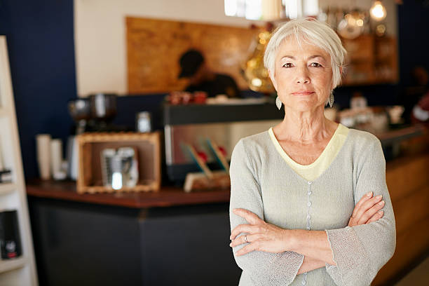 j'ai placé dans une petite affaires après la retraite - seulement des femmes seniors photos et images de collection