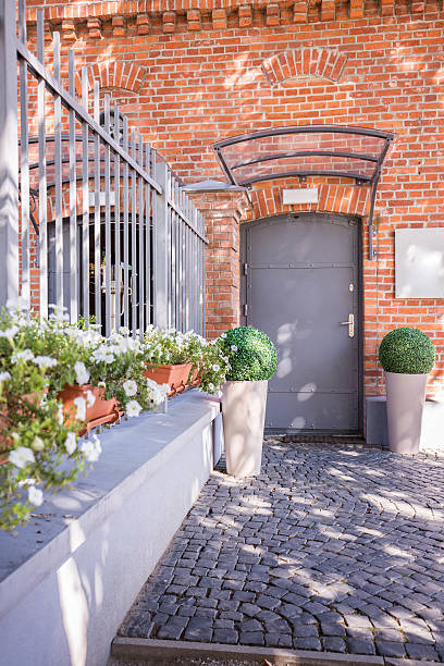 istock Entrance to brick building 511719046