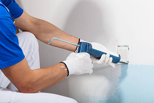 istock Professional Workman Applying Silicone Sealant With Caulking Gun 511721306