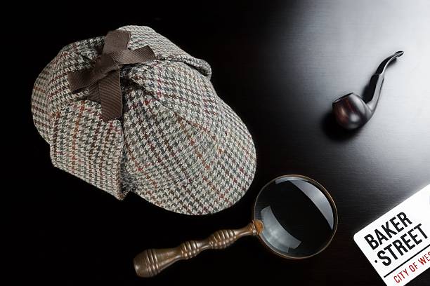 casquette de sherlock holmes, réveil, loupe et tuyau sur une tableau - characters exploration colors old fashioned photos et images de collection