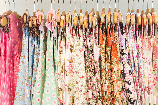 diseño floral joven vestidos en la tienda - floral dress fotografías e imágenes de stock