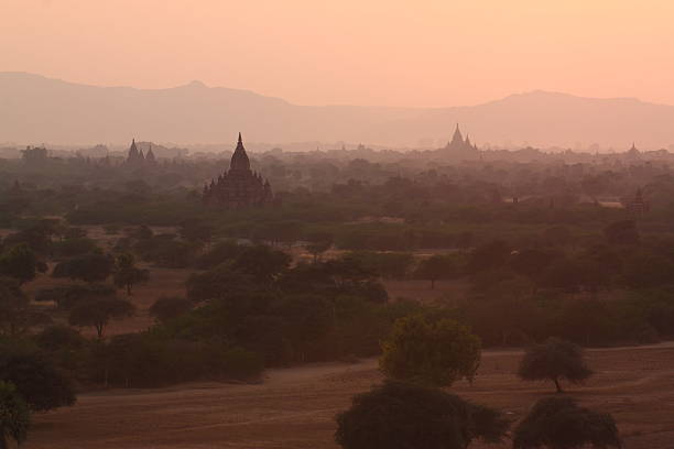 alten buddhistischen tempel und pagoden in bagan, myanmar - gawdawpalin pagoda stock-fotos und bilder