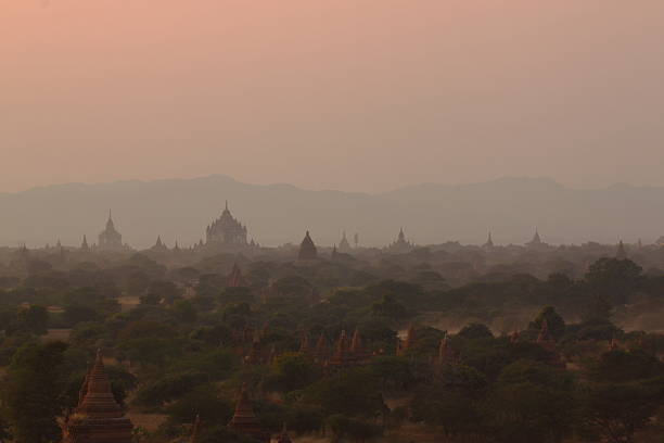 alten buddhistischen tempel und pagoden in bagan, myanmar - gawdawpalin pagoda stock-fotos und bilder