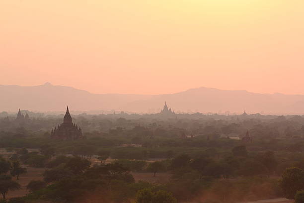 alten buddhistischen tempel und pagoden in bagan, myanmar - gawdawpalin pagoda stock-fotos und bilder