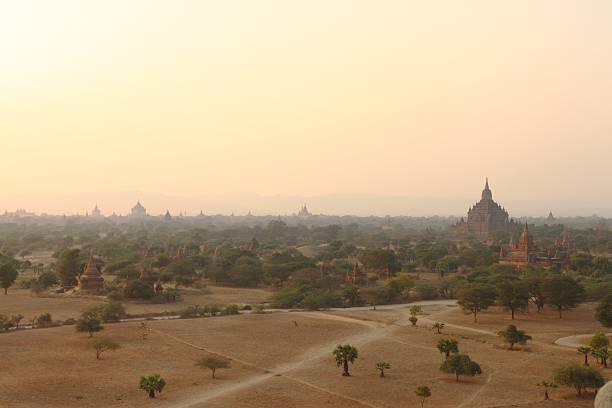 alten buddhistischen tempel und pagoden in bagan, myanmar - gawdawpalin pagoda stock-fotos und bilder