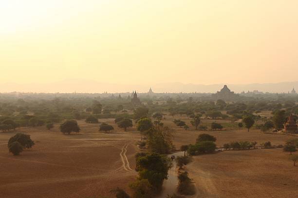 alten buddhistischen tempel und pagoden in bagan, myanmar - gawdawpalin pagoda stock-fotos und bilder