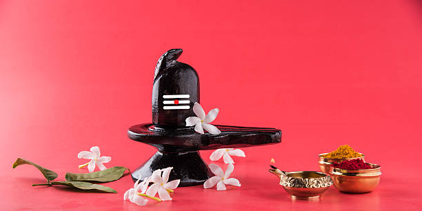 shiva linga linga composée de pierre noire, mahashivratri - shivalinga photos et images de collection